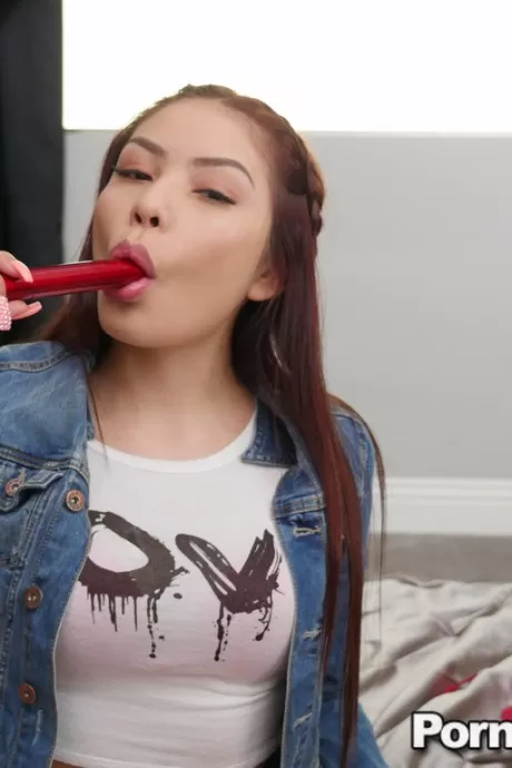 Обнаженная бывшая девушка Лиза Ли делает своему бывшему минет от первого лица