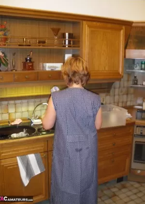 Любительская цыпочка Sweet Susi трахает своих подружек лесбиянок членом со страпоном