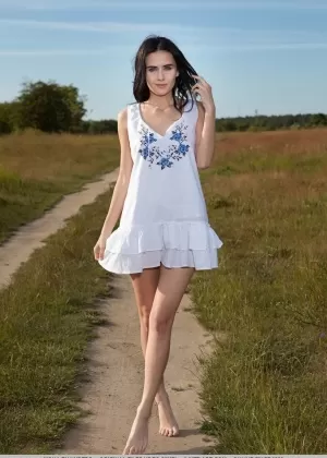 Молодая модель Мона полностью раздевается, прогуливаясь по проселочной дороге