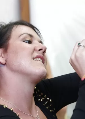 Дикая групповуха с сексуальной стриптизершей, трахающей тугие киски горячих дам