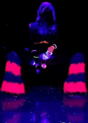 Чернокожая светловолосая красотка Ава Аддамс в бикини выставляет напоказ свои огромные розовые сиськи МИЛФ