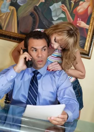 Молоденькая нимфоманка Майя Хиллс соблазняет и трахает сотрудницу своего отца