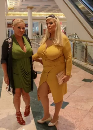 Полностью одетые домохозяйки со светлыми волосами делятся первым лесбийским поцелуем