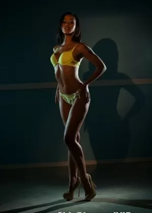 Грудастая одетая в чулки негритянка милфа Жасмин Уэбб мастурбирует и делает минет