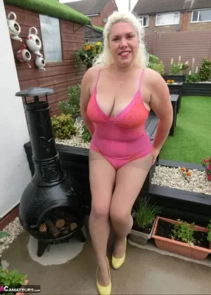 Пожилая платиновая блондинка Барби раздевается догола, чтобы мастурбировать на берегу моря