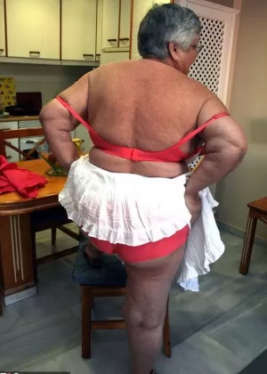 Нахальная SSBBW бабушка Либби нагибается голышом, чтобы показать свою огромную жирную задницу