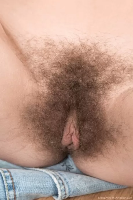 Волосатая любительская красотка Лилиан Ви раздевается и трет свой большой клитор