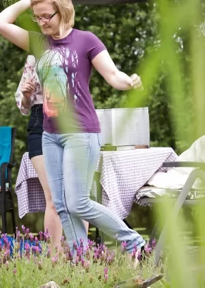 За двумя толстыми девушками подглядывают, когда они одеваются в лесу