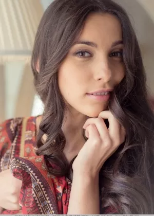 Экзотически выглядящая подросток Магали А освобождает свою загорелую фигуру от одежды