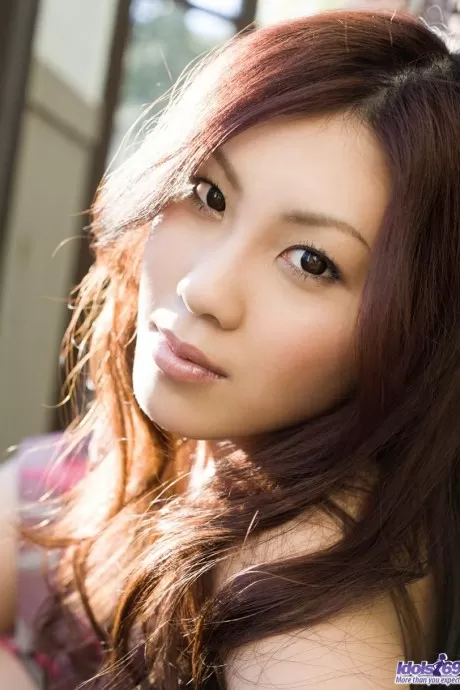 Красивая японская девушка Синохара Ре раздевается догола в саду и дома