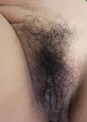 Азиатская любительница Чомпу истекает спермой из своего бобра после секса от первого лица