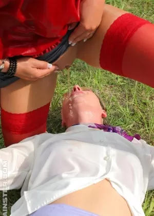 Молодые блондинки Кайли Уайлд Ноэми занимаются лесбийским сексом на общественном пляже