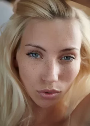 Сногсшибательная красотка с веснушками Адель выставляет напоказ свое обнаженное тело в соло