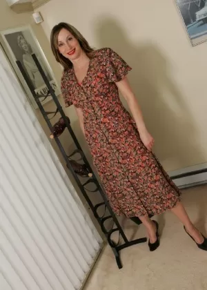 Возбужденная зрелая красотка Эбигейл Фрейзер раздевается и играет с огромным дилдо