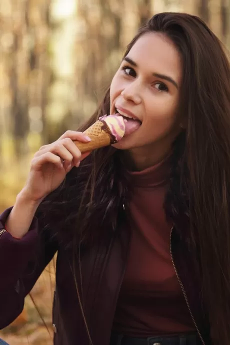 Милая русская девушка Леона Миа ест мороженое в ле 7