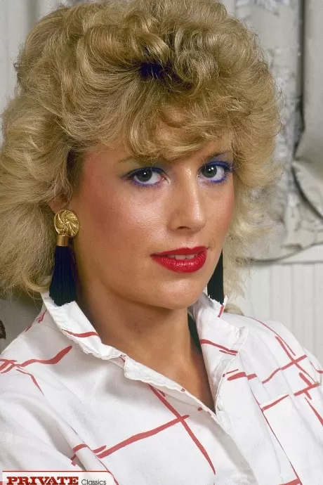 Классическая шлюха 70-х годов трахается с двумя мужчинами на Честерфилде одновременно