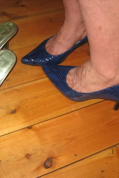 Тучная бабуля-богиня пояса просыпается от дремоты и собирается раздеться догола