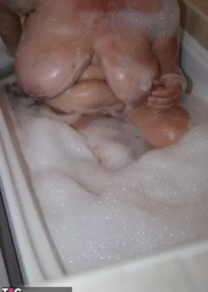 Пухленькая натуральная брюнетка Ариэль Ди смазывается маслом и позирует обнаженной