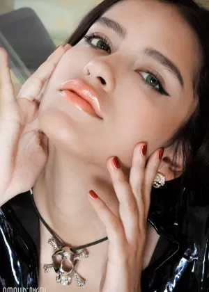 Горячая молоденькая Лирон принимает великолепные позы обнаженной натуры в чулках только на кухне