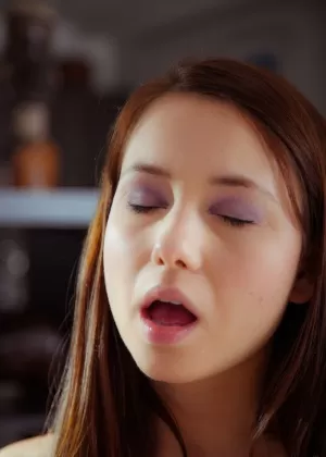 Молодые лесбиянки Лола А и Тейлор Сэндс теребят пальцами киски во время секса на кровати