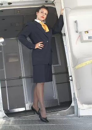 Высокая женщина-модель Ева снимает черные туфли-лодочки, чтобы сменить колготки