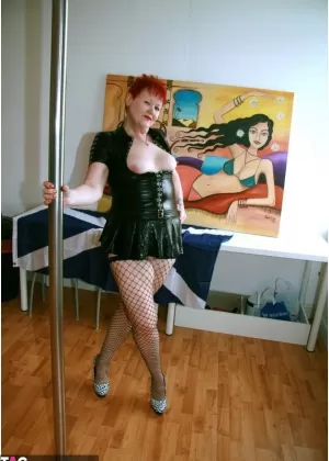 Пожилая рыжеволосая стриптизерша Valgasmic обнажила фаллоимитаторы своей киски в чулках