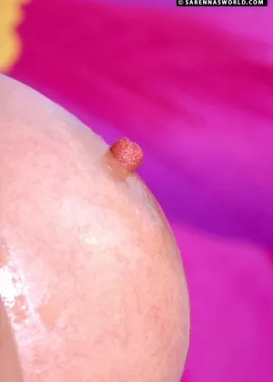 Зрелая брюнетка соблазняет свою молодую горничную на лесбийский секс