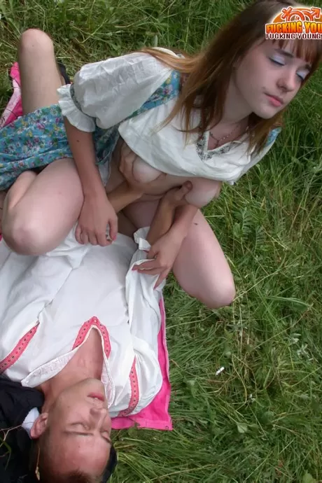 Русская рыжеволосая девушка скачет верхом на члене своего парня во время секса в высокой траве