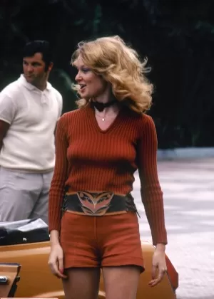 Белокурая цыпочка Улла слезает с грязного велосипеда и снимает рваные джинсы, чтобы подрочить