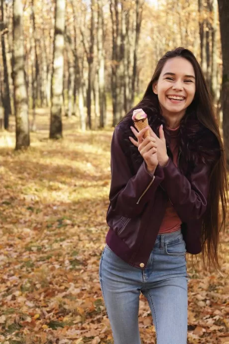 Милая русская девушка Леона Миа ест мороженое в ле 3