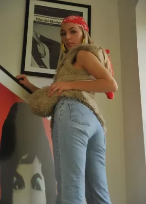 Похотливые пожилые жены наслаждаются сексуальными лесбийскими свиданиями в винтажном порно с девушками