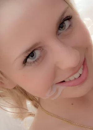 Длинноногая девушка Джоселин Келли раздевается перед отсосом члена от первого лица и трахом