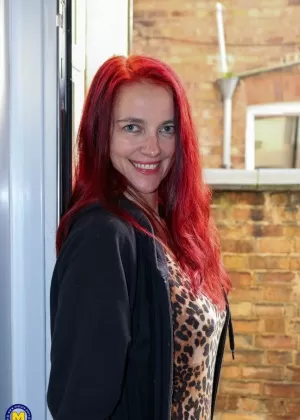 Любительская модель Лиза Мари промокает насквозь, надевая розовое бикини