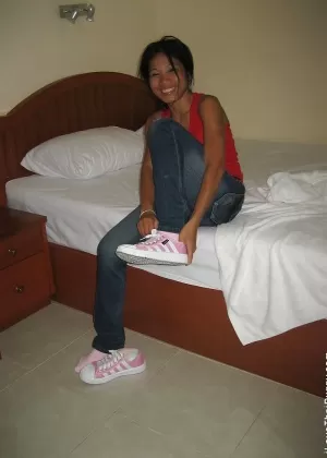 Азиатская красотка из колледжа Нира дразнит своим красивым телом