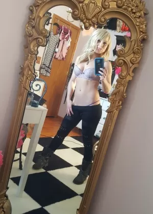 Симпатичная блондинка любительница познакомиться с Мэдденом делает селфи, снимая одежду 22532586