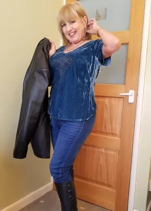 Леди средних лет Алексис Мэй демонстрирует свою натуральную киску после раздевания