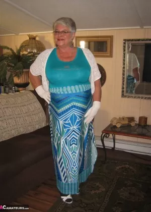 Толстая Нэн Богиня пояса и ее любовник лесбиянки освобождают свои сиськи в поясах