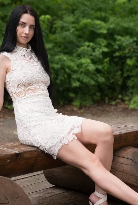 Вероника Снежна раздевается догола у лесн 2