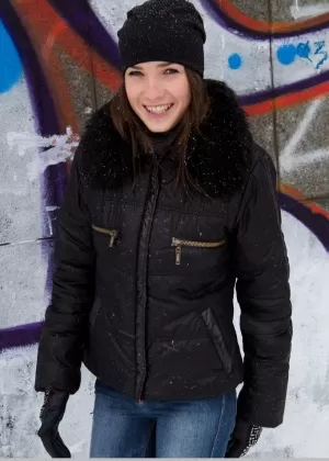 Скрытая камера застает молодых любителей Альбу и Майю одевающимися