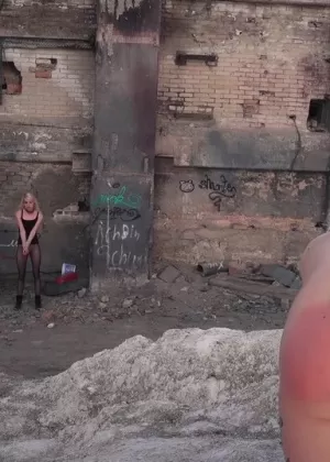 Горячая блондинка Люси Зара и не менее сногсшибательная подружка играют в лездом игры на Хэллоуин