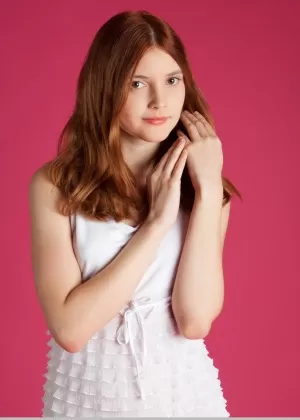 Молодая русская рыжая Орабель А обнажает сиськи, прежде чем показать свою подстриженную пизду