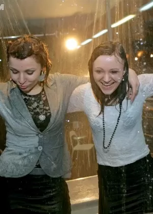 Одетые девушки мокнут на вечеринке, пока сосут член и целуются с другими девушками