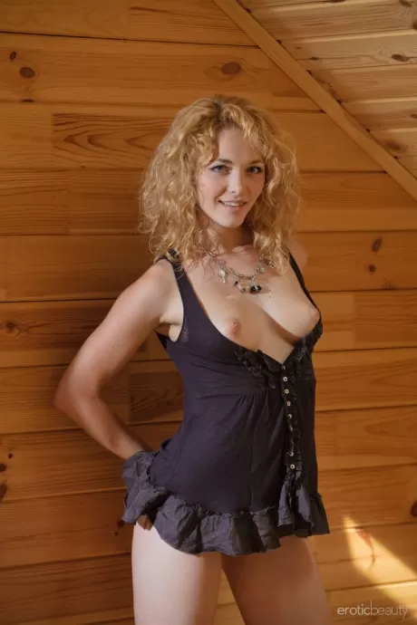 Молодая модель Алиса Джи щеголяет волнистыми волосами, снимая черное нижнее белье