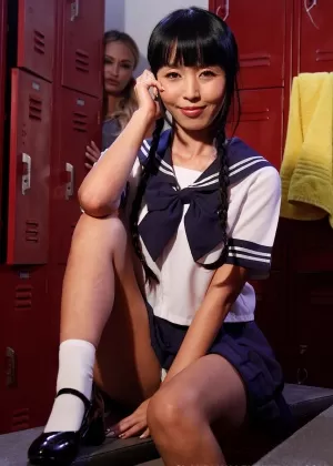 Более чем 30-летняя азиатка Лаки Старр раздевается в сапогах на высоком каблуке на диване