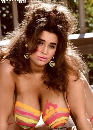 Латиноамериканка соло девушка Тони Пикс освобождает массивные сиськи порнозвезды от бикини