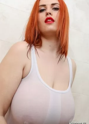 Сексуальная рыжеволосая Алексис Фэй прижимает свои гудки к стеклянной стене душа