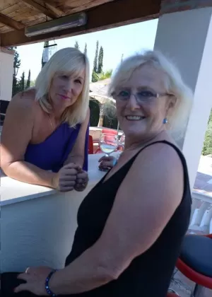 Коротко стриженная бабуля Савана обнажает свою лысую киску на кровати в лифчике и чулках