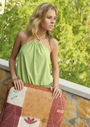 Эротическая модель Зузана Зи сбрасывает обрезанные шорты, чтобы трахнуться пальцами на террасе