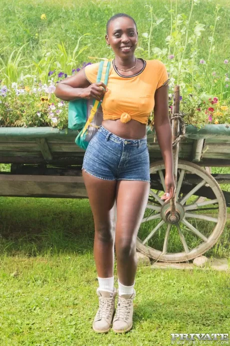 Природная красавица Зааваади и Рейнджер трахаются в дико 1