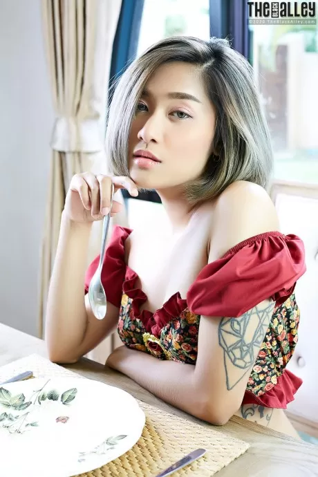 Симпатичная азиатка Дженни Рид обнажает свою щелку в заднице во время сольного действия